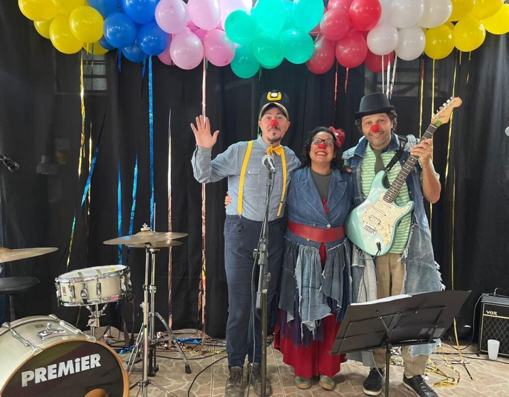 Apresentação do grupo musical Elétrico Trio formado por Candiê Marques Doriane Conceição e Érico Viensci