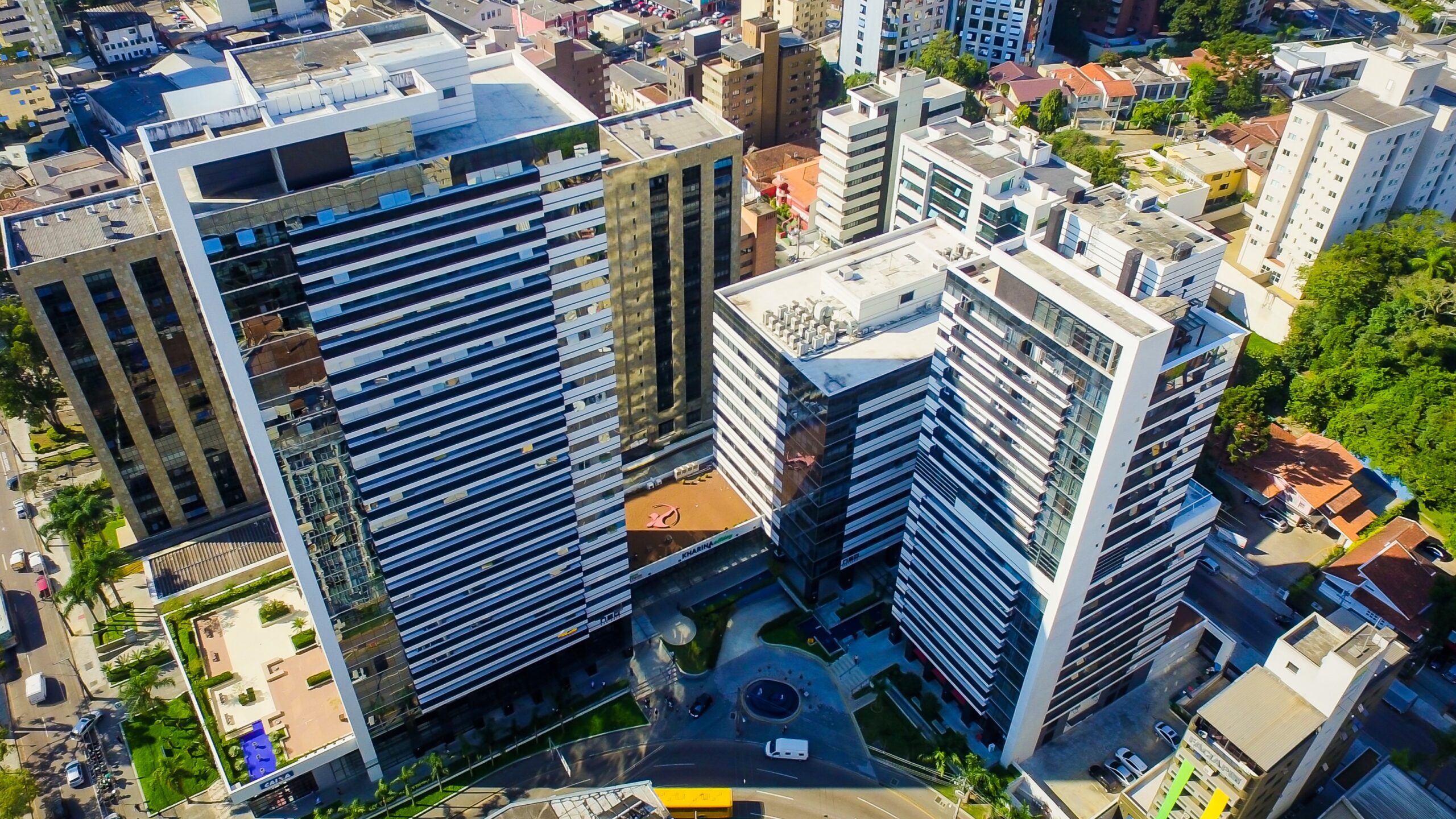 Como edifícios modernos ajudam empresas a reduzir custos operacionais?