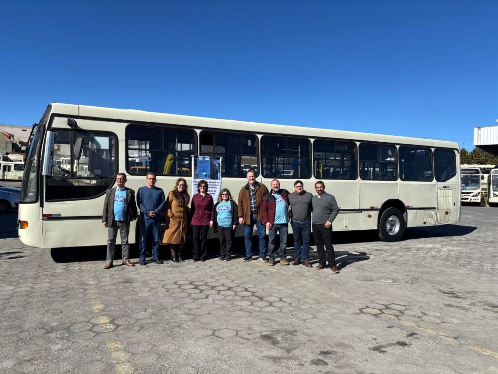 Conselho de Família do Grupo Noster realizou a doação de um ônibus ao Projeto Aquecendo Corações