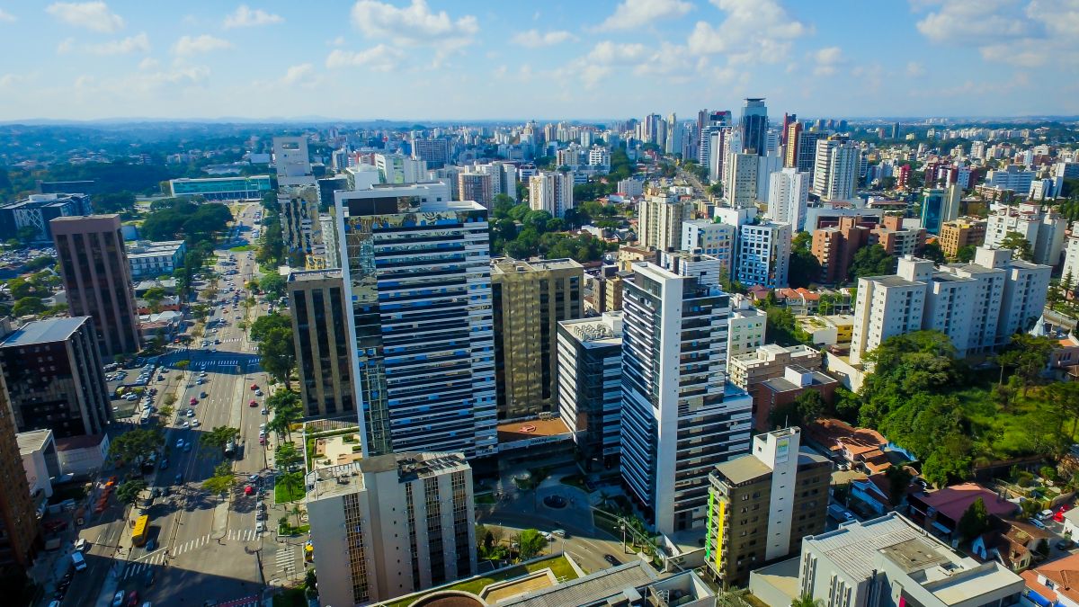 Investir em imóveis residenciais ou comerciais em Curitiba: o que considerar para maximizar a rentabilidade?