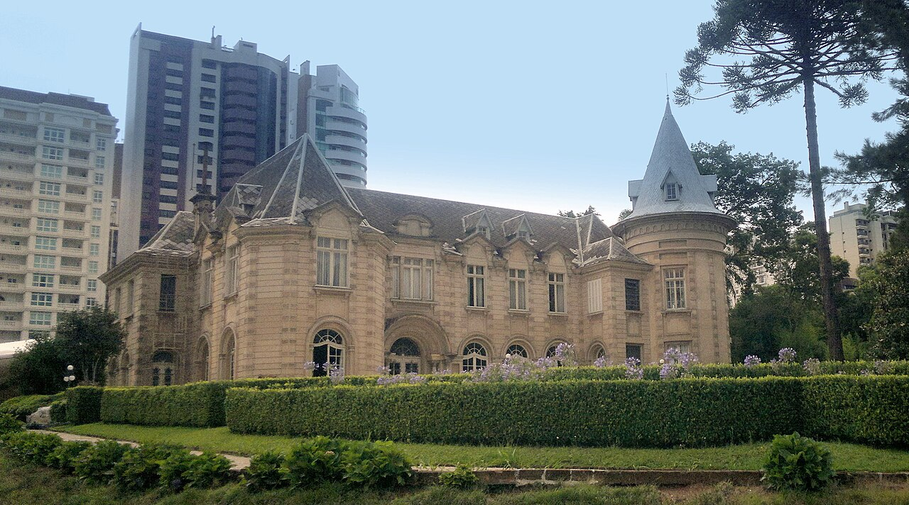 Quais são os bairros mais valorizados de Curitiba e por quê?